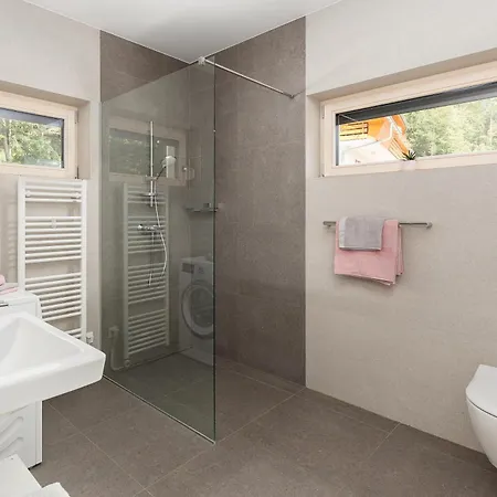 Fine Apartment Zirovnica