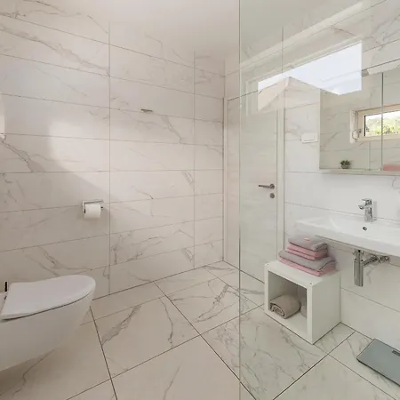 Apartment Fine Zirovnica