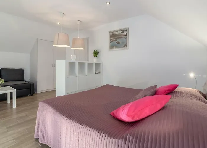 Fine דירה Zirovnica